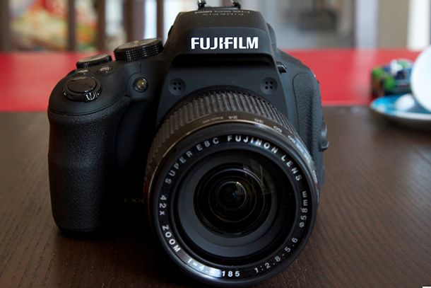 Fujifilm Finepix HS50 EXR de face