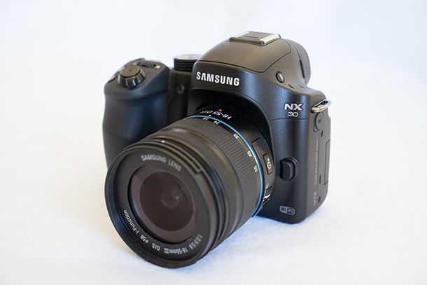 Samsung NX30 - Front